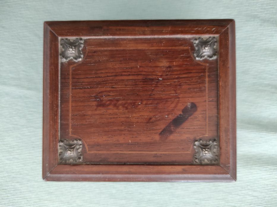 Caixa decorativa antiga cigarreira em madeira