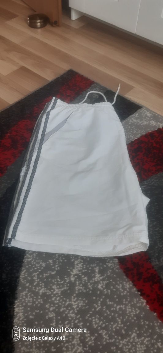 Sprzedam ładne białe spodenki białe firmy adidas xl,nie zniszczone .