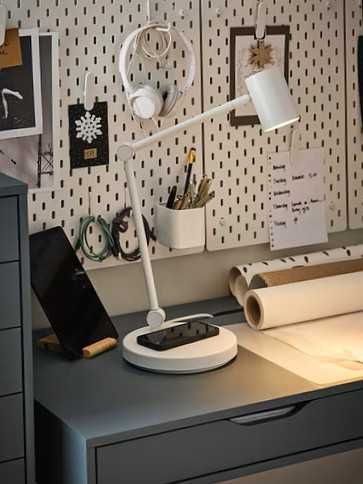 lampa biurkowa z ładowaniem indukcyjnym IKEA z portem USB-C