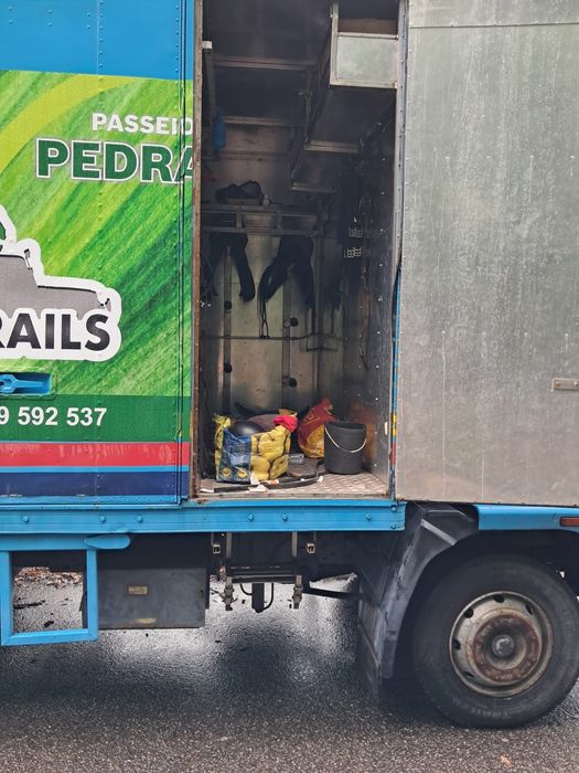 Vendo camião de transporte de cavalos