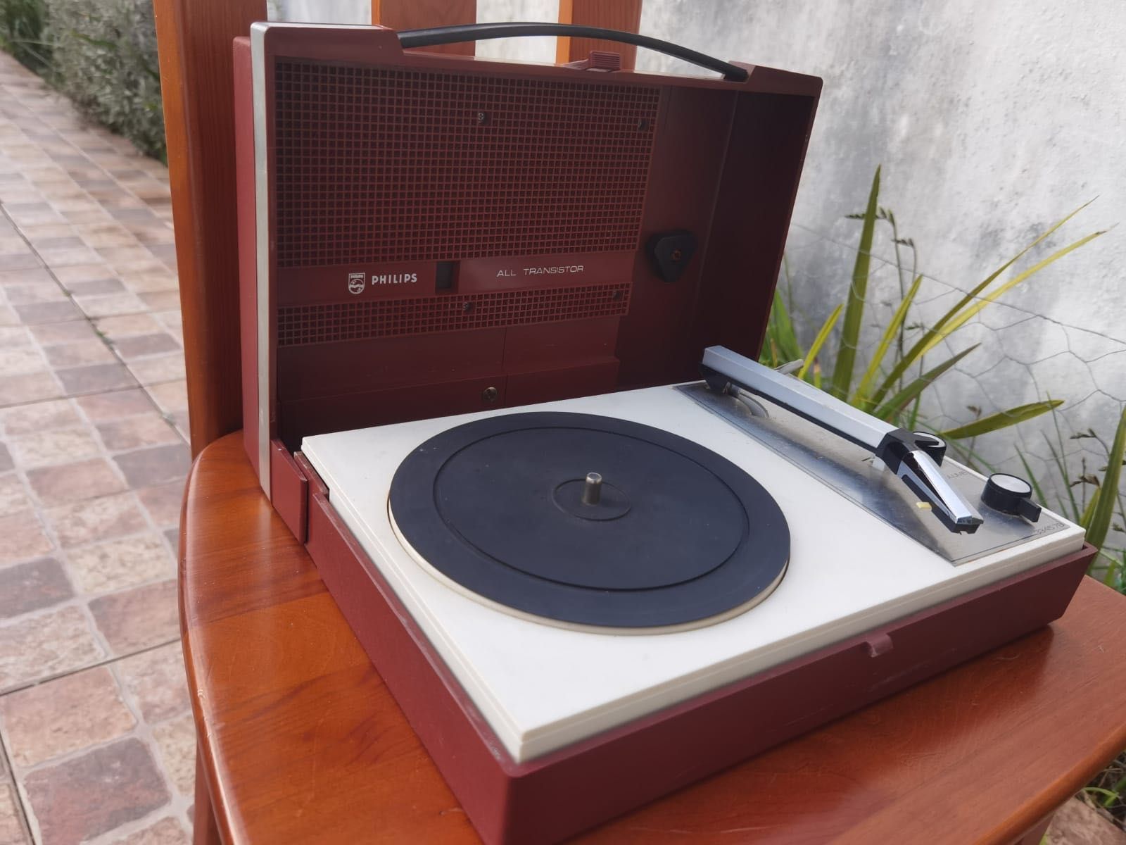 Gira-Discos - Philips Dutch SUNDAY RED MELLOW record player 1980