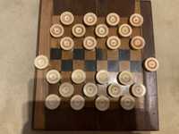 Antigo e raro jogo de damas com as peças em matéria nobre total de 26