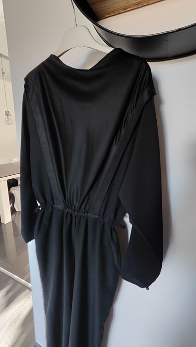 Czarny kombinezon atlasowy przód S M/L