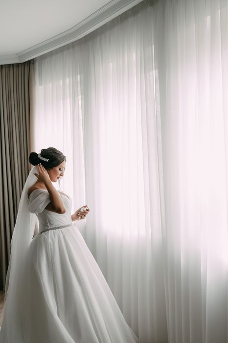 Весільна сукня з фатою блискуча