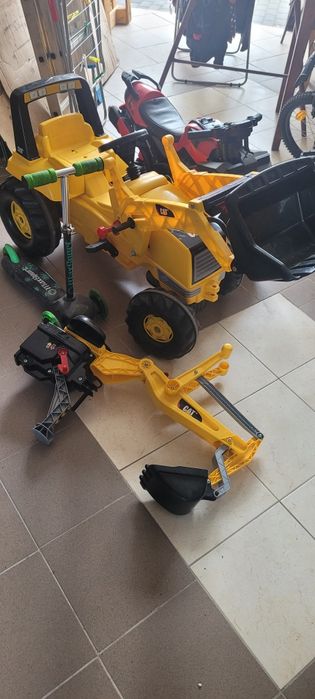 Koparka Rolly Toys CAT Z łyżką. Gratis motor na akumulator i hulajnoga