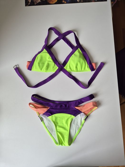 Яскравий жіночий купальник