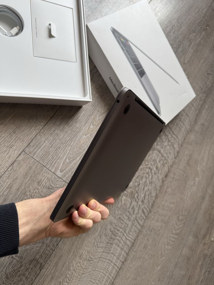 macbook pro 13 (2019) touch bar ідеальний стан коробка