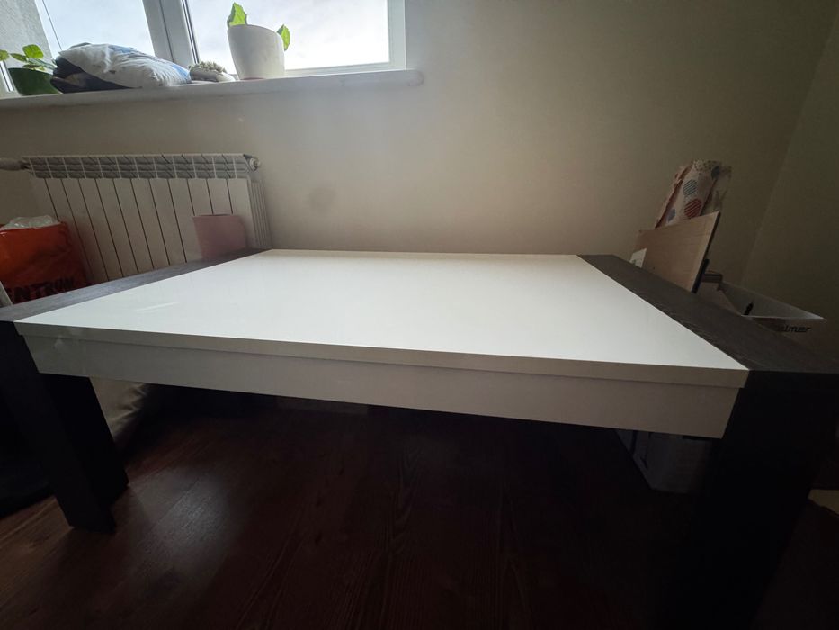 Nowoczesny Stolik Kawowy/Niski Stół – Biały Blat i Ciemne Nogi/Rama