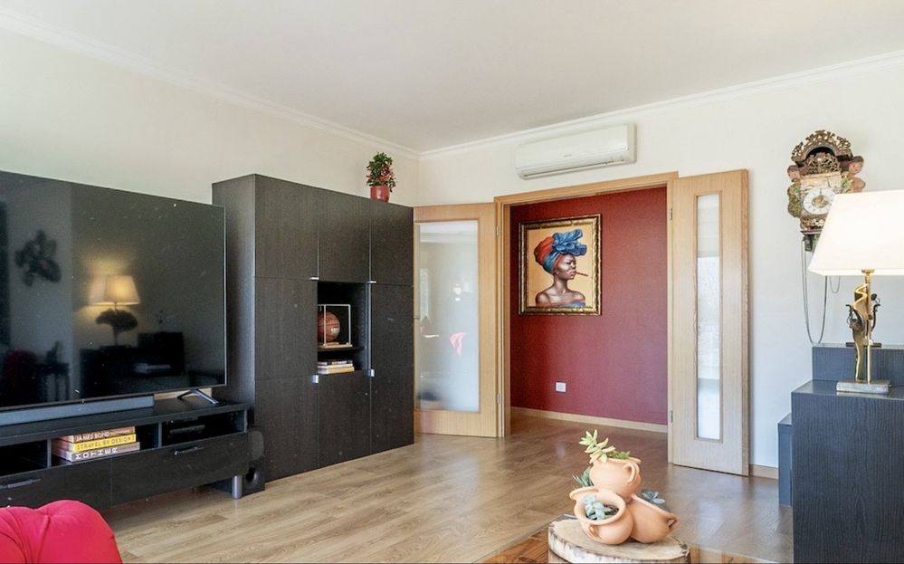 Estante com portas (preto-castanho)
