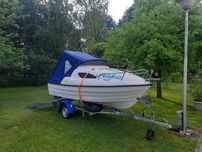 Sprzedam łódkę   Fiord 425 z przyczepa  i wyposażeniem cena 24000