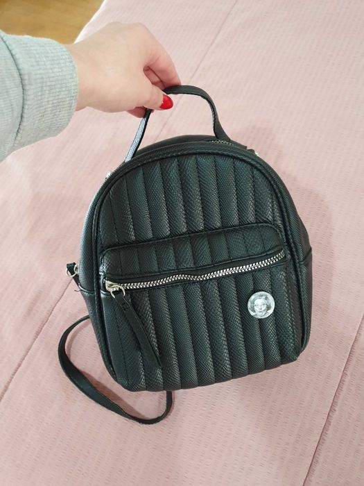 mochila pequena preta