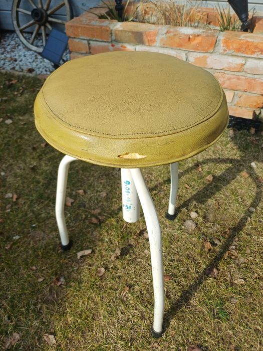Stary taboret medyczny, lekarski, szpitalny metalowy obrotowy z PRL.