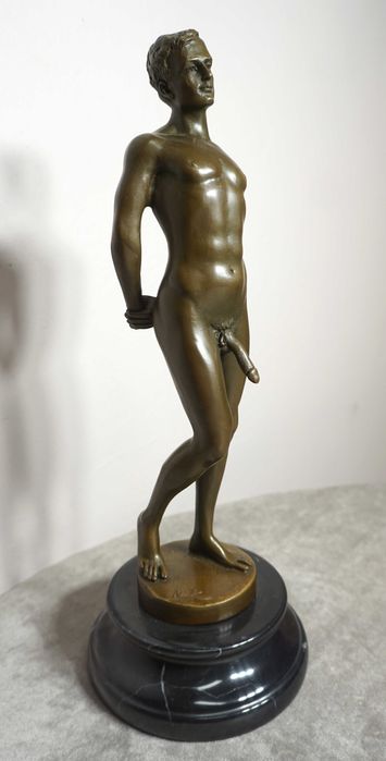 FIGURA z brązu akt męski nagi mężczyzna