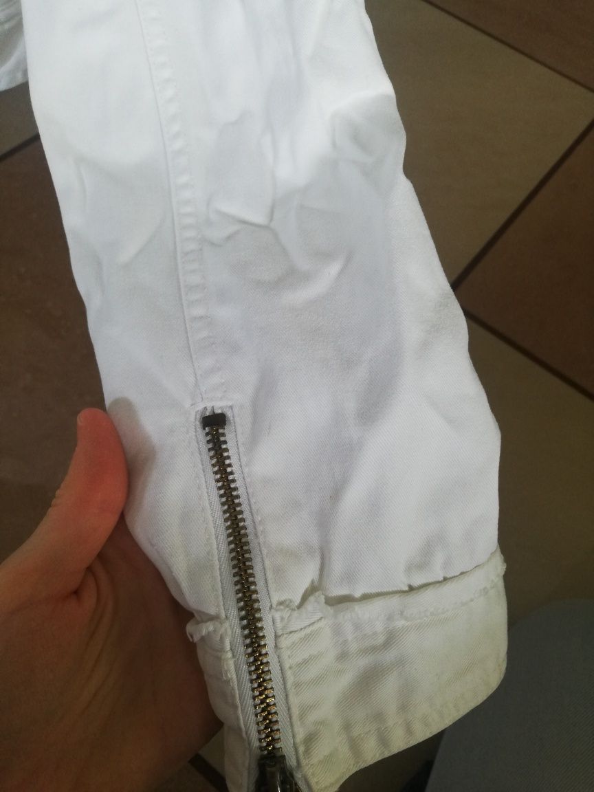 Biała kurtka rozmiar 10 czyli S (materiał jak jeans-y)