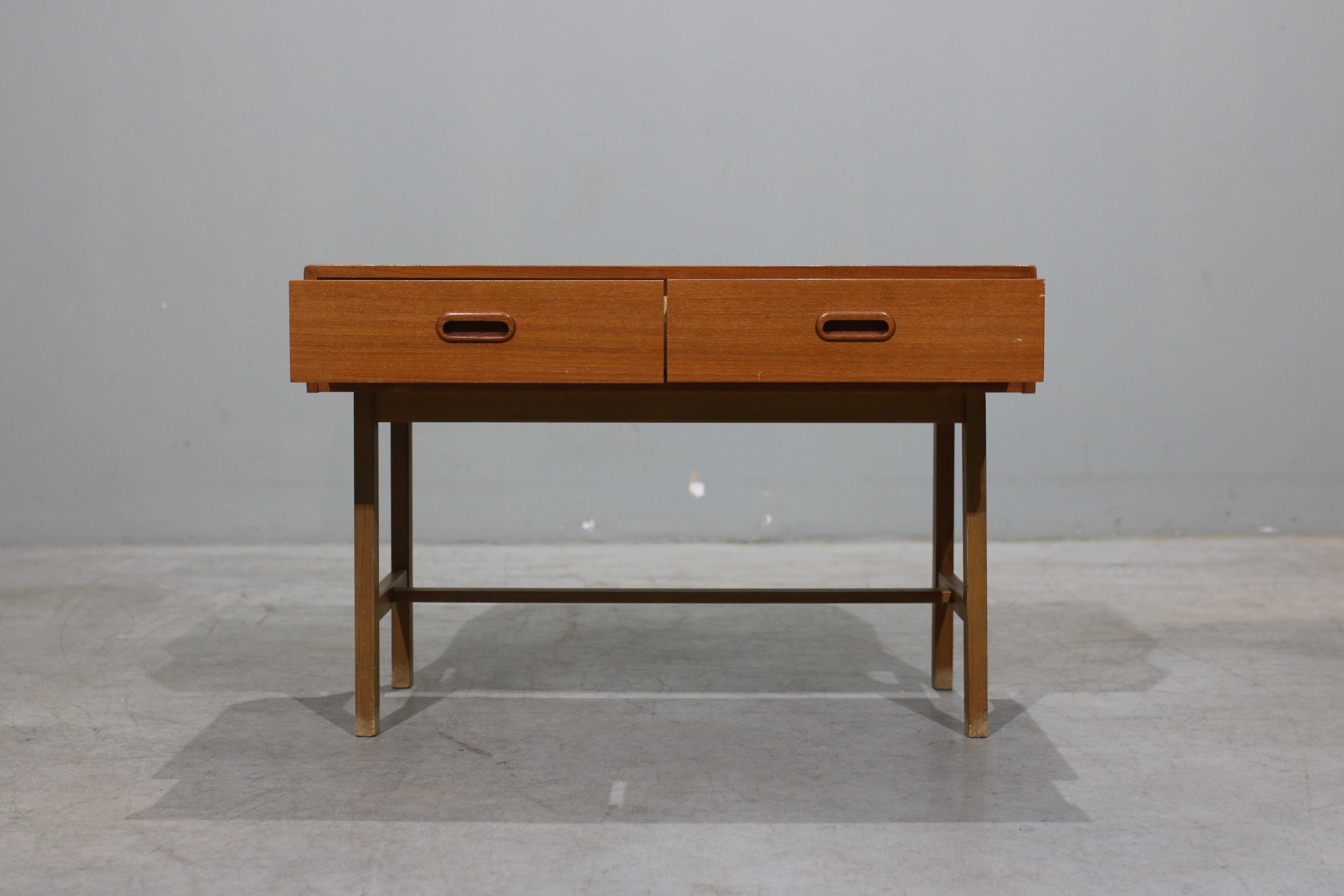 Mesinha de apoio em teca | Nordic Design