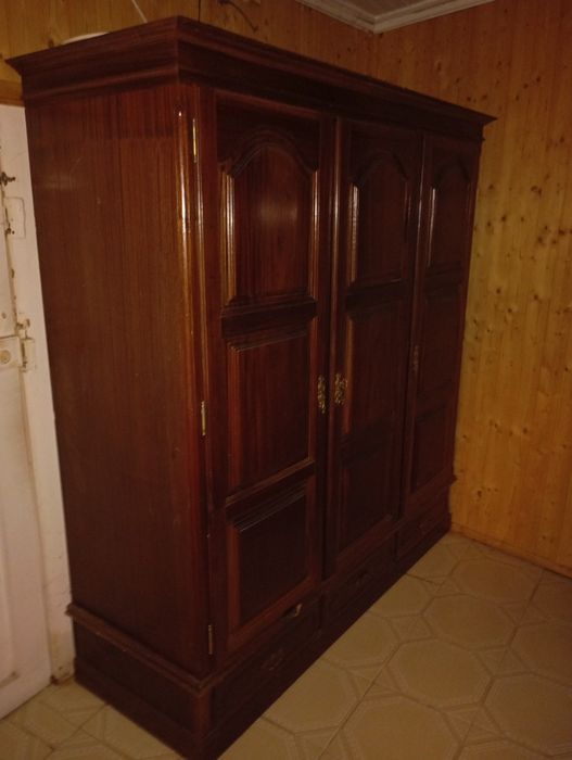 Vendo este roupeiro muito bonito bom estado