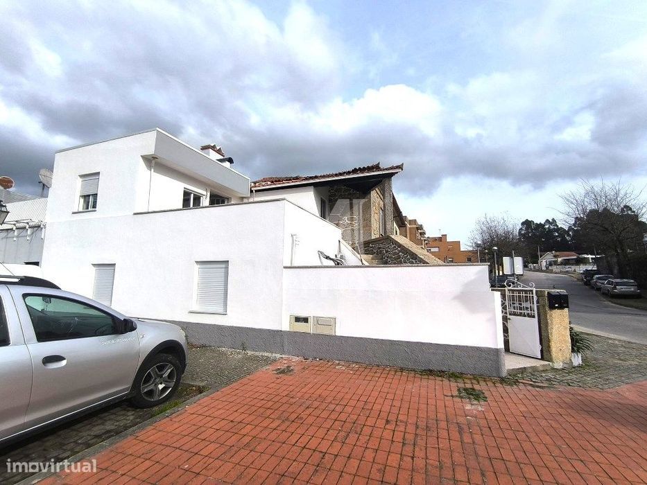 Prédio com 2 andares moradias em Barroselas