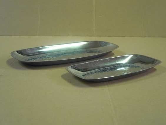 Par de pequenas travessas de metal