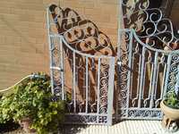 Portão e grades de ferro tratadas e  decapadas e so colocar e pintar