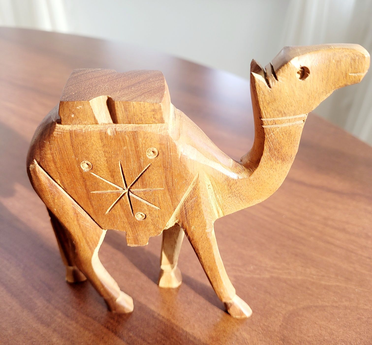 Drewniana figurka wielbłąda.