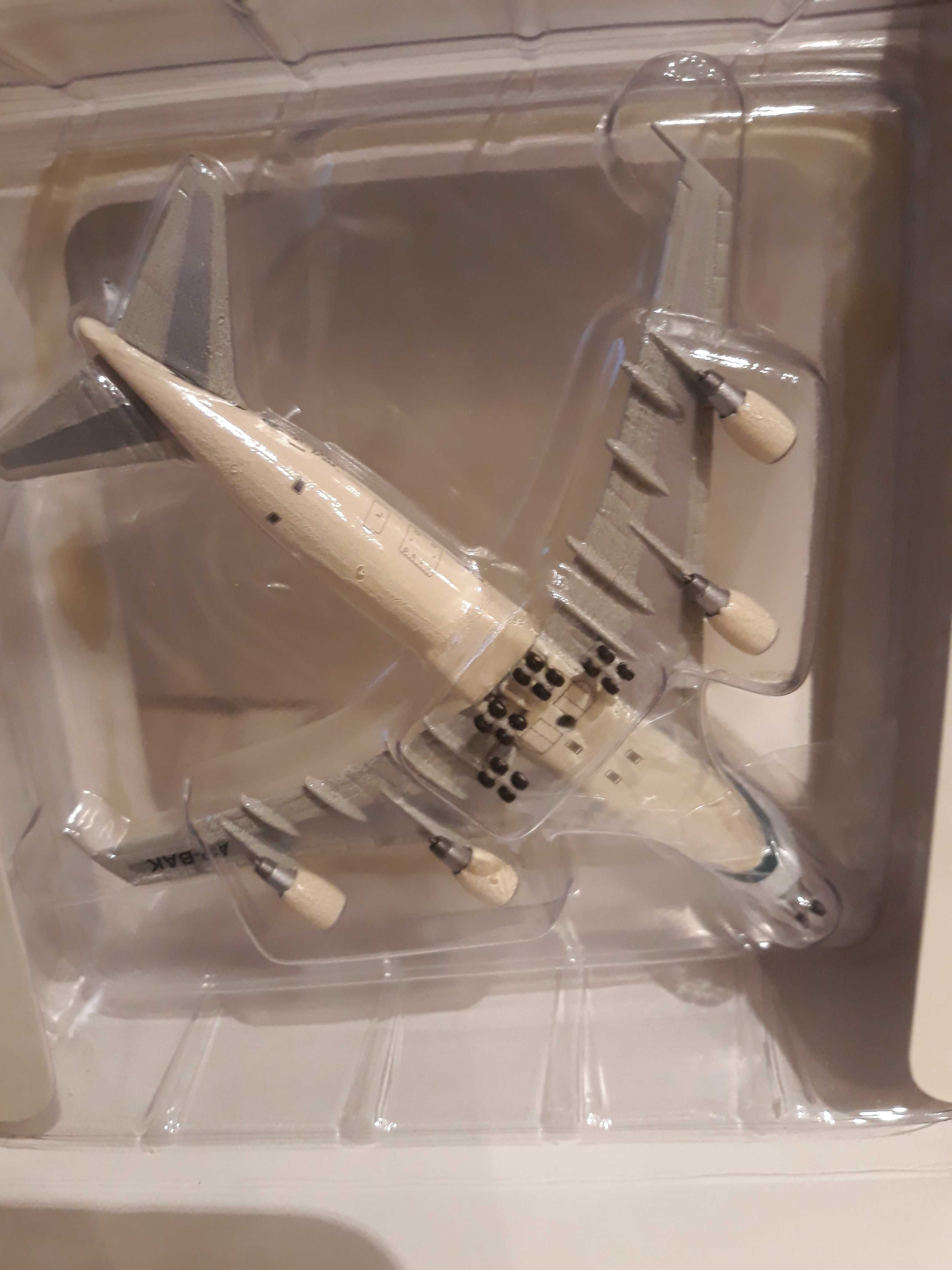 New Net model 500. PIA Boeing 747 Colours of the Desert 1:500