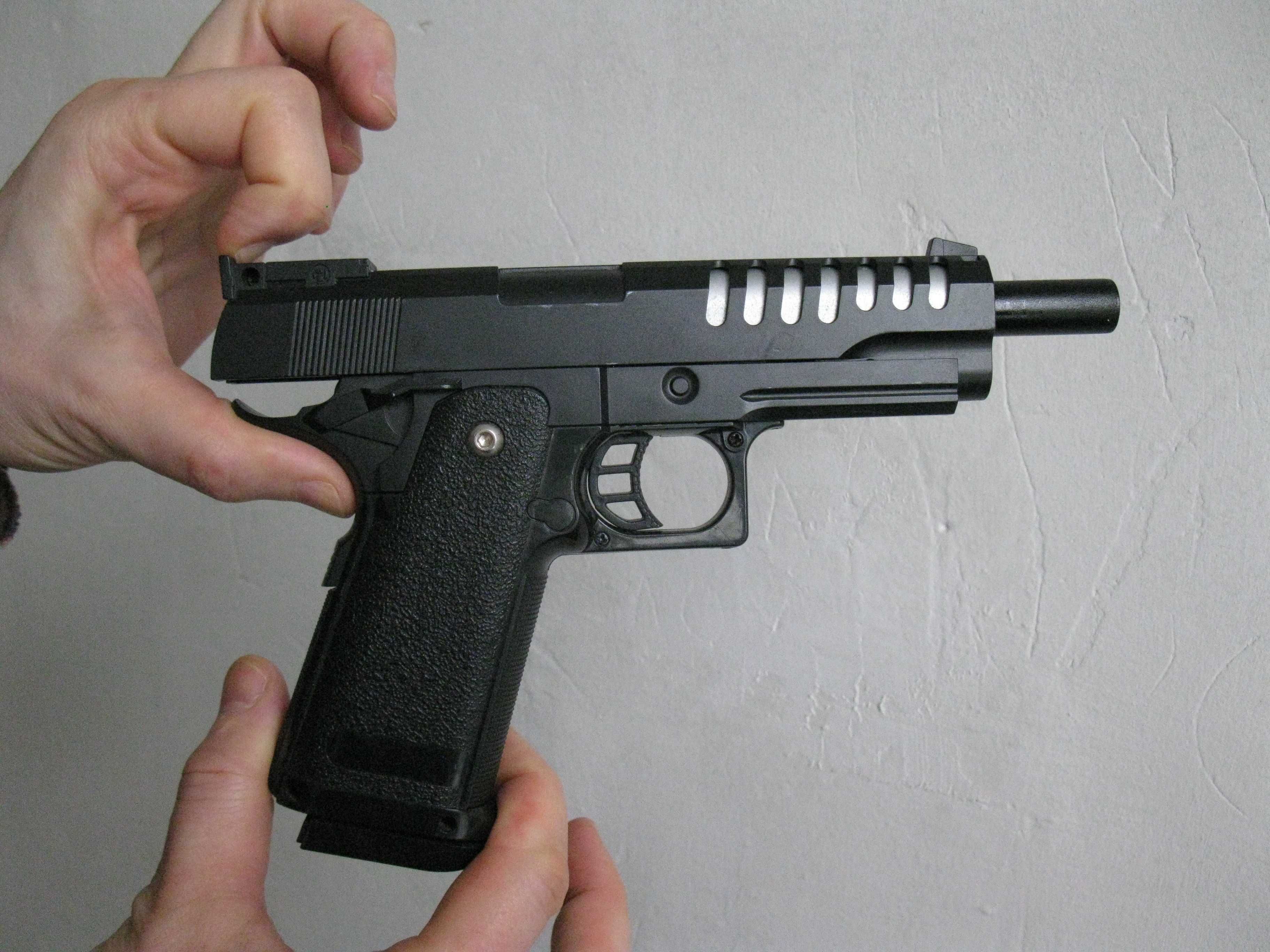 W004С Пистолет на пластиковых пульках массивный, вид как настоящий