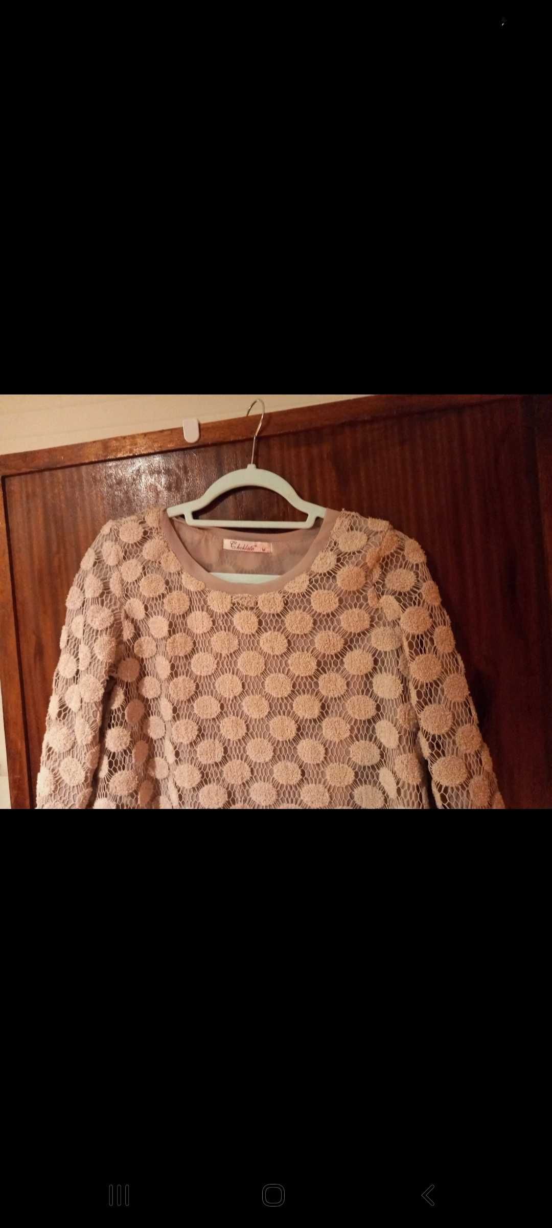 Blusa bege, com tecido rendado e forro - M - Choklate