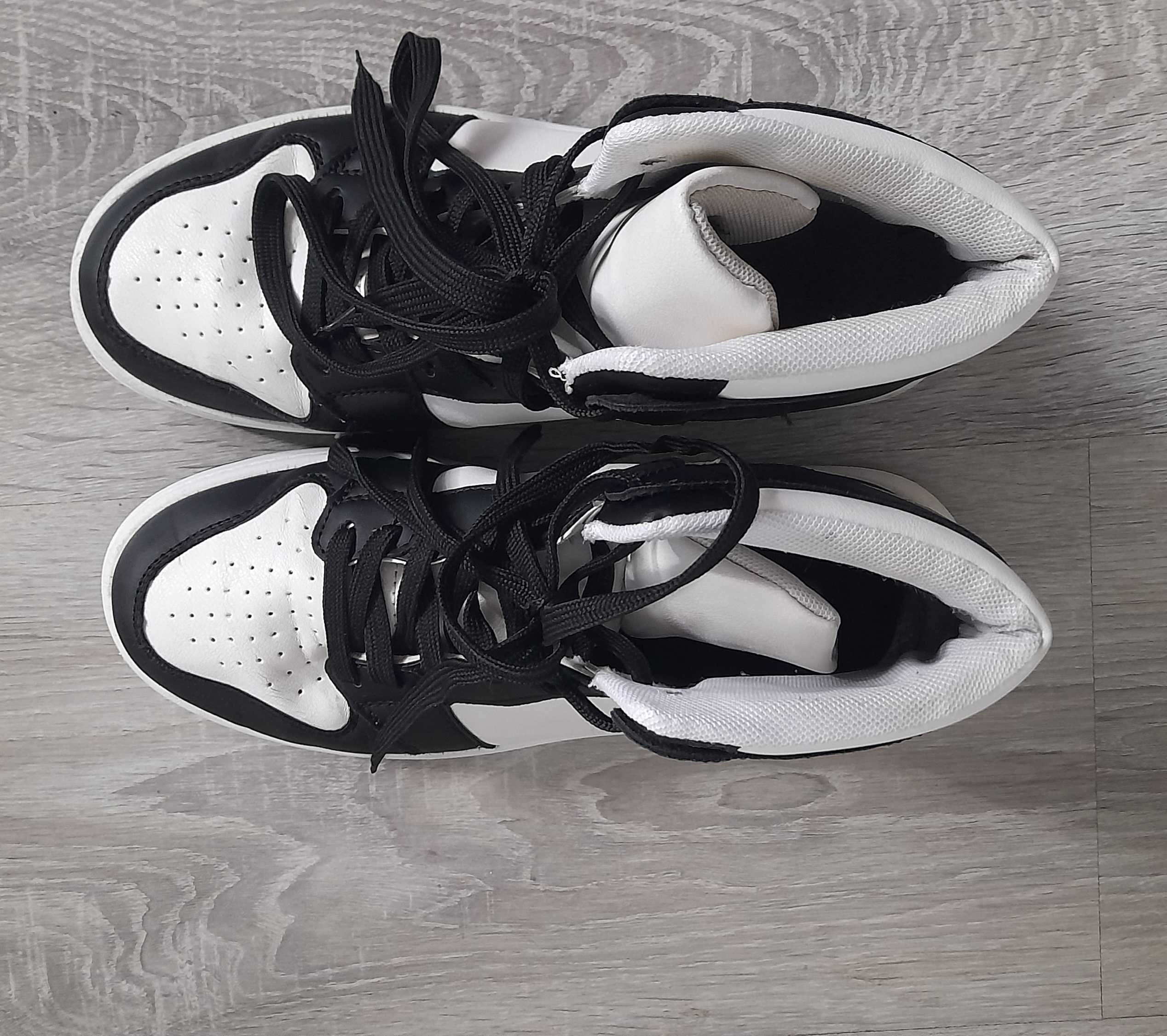 Czarno białe wysokie buty sportowe 39