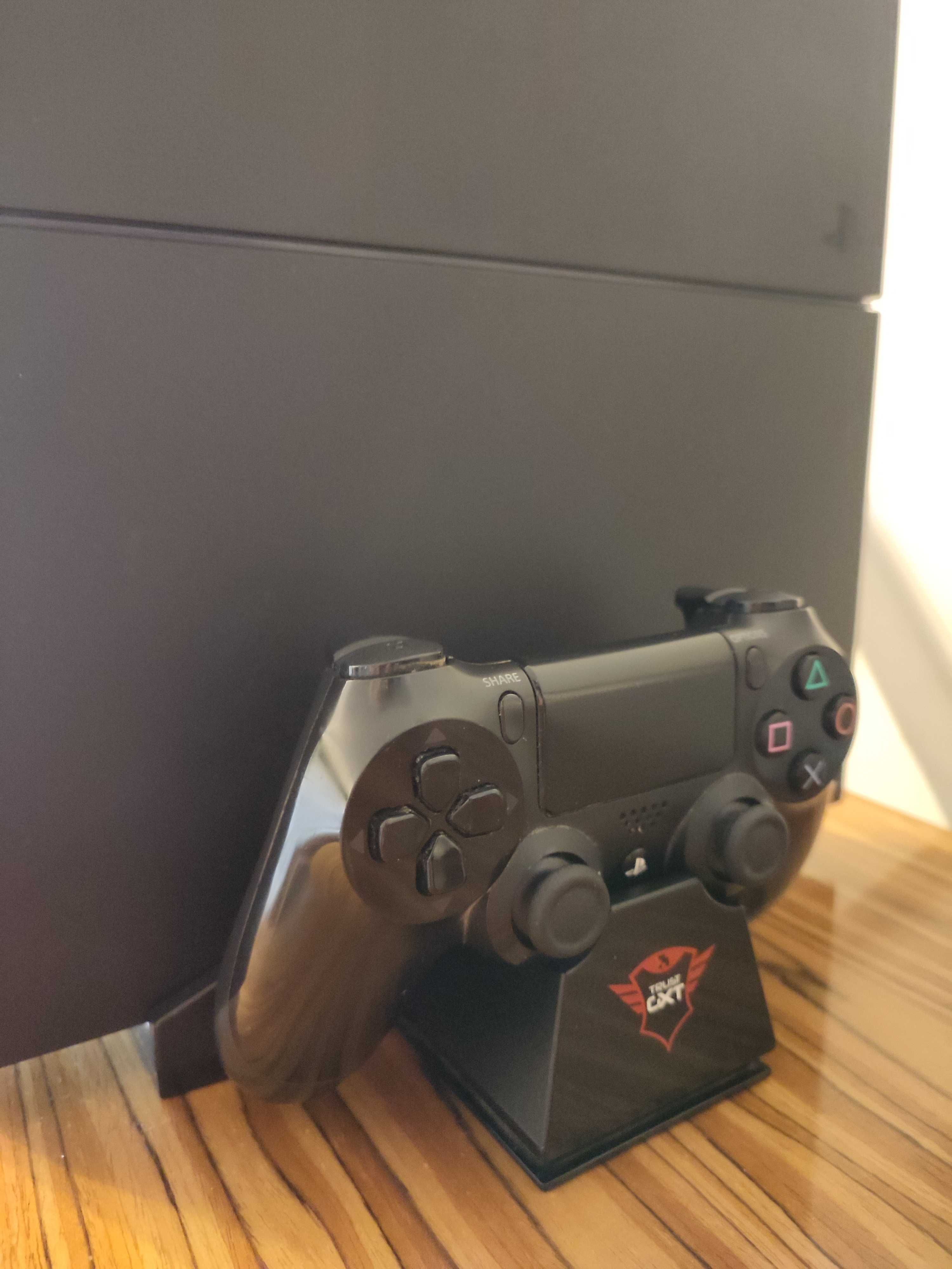 [PS4] Konsola PlayStation 4 + 2 Pady+ stacja chłodzona i ładująca pady