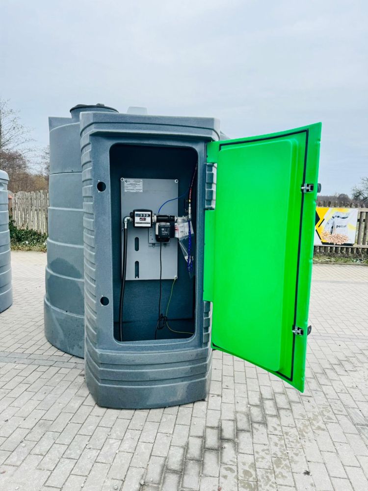 Dystrybutor na paliwo, zbiornik na ropę naftowa. Transport w cenie