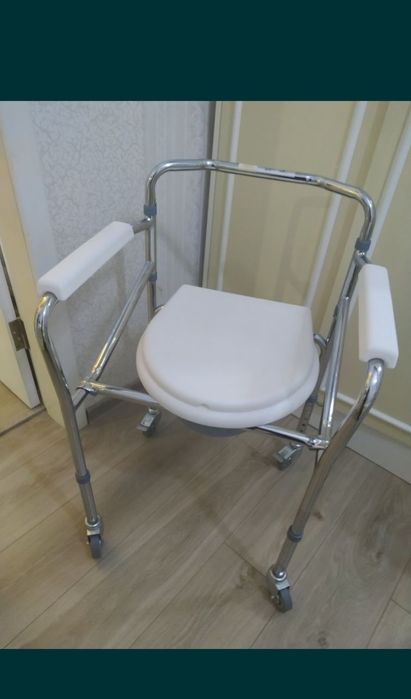 Кресло туалет  для людей с ограниченными физическими возможностями