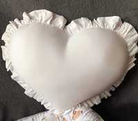 Dekoracyjna poduszka serce z falbanką 40x45cm biała