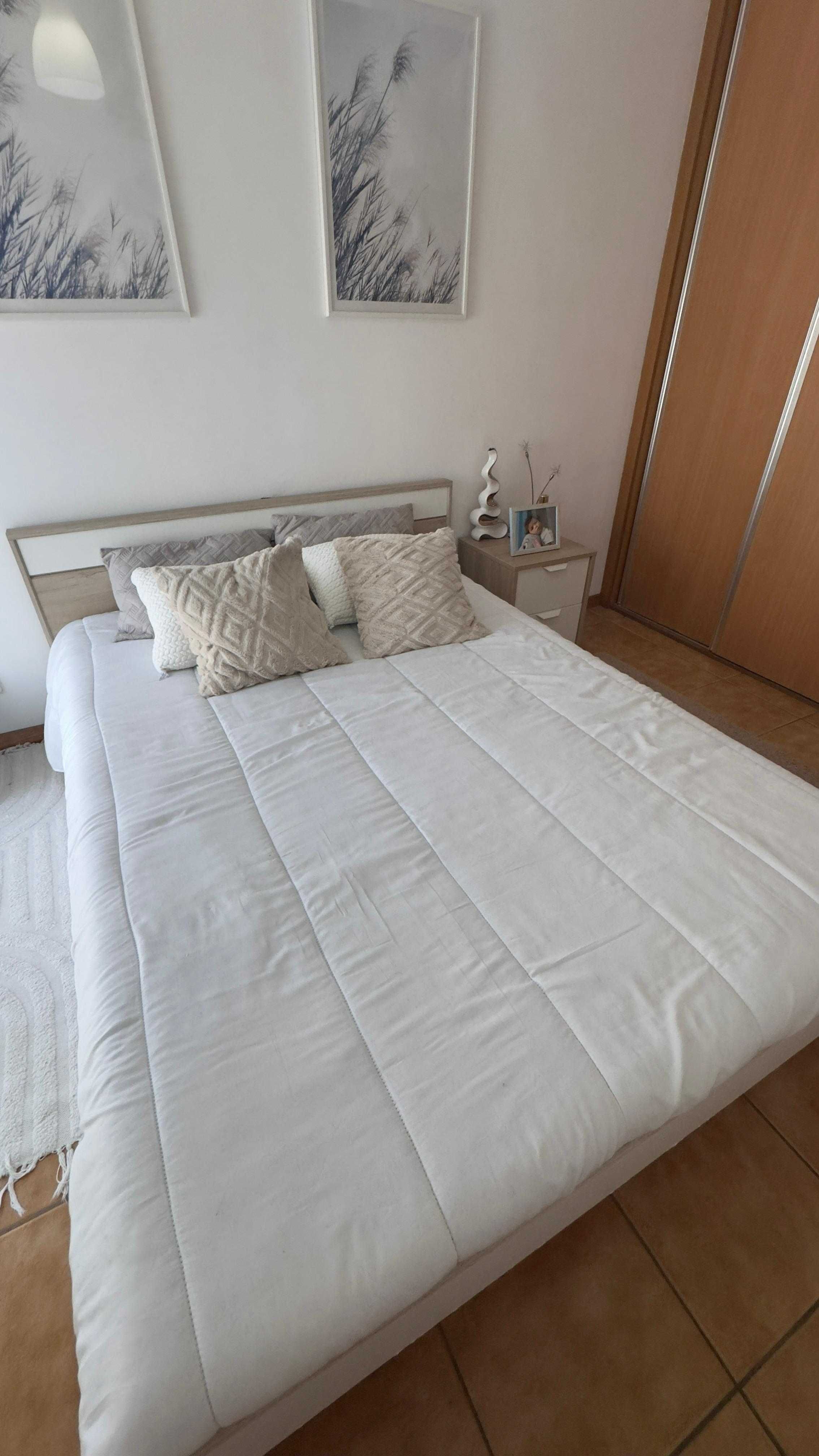 Cama de Casal e Mesinha