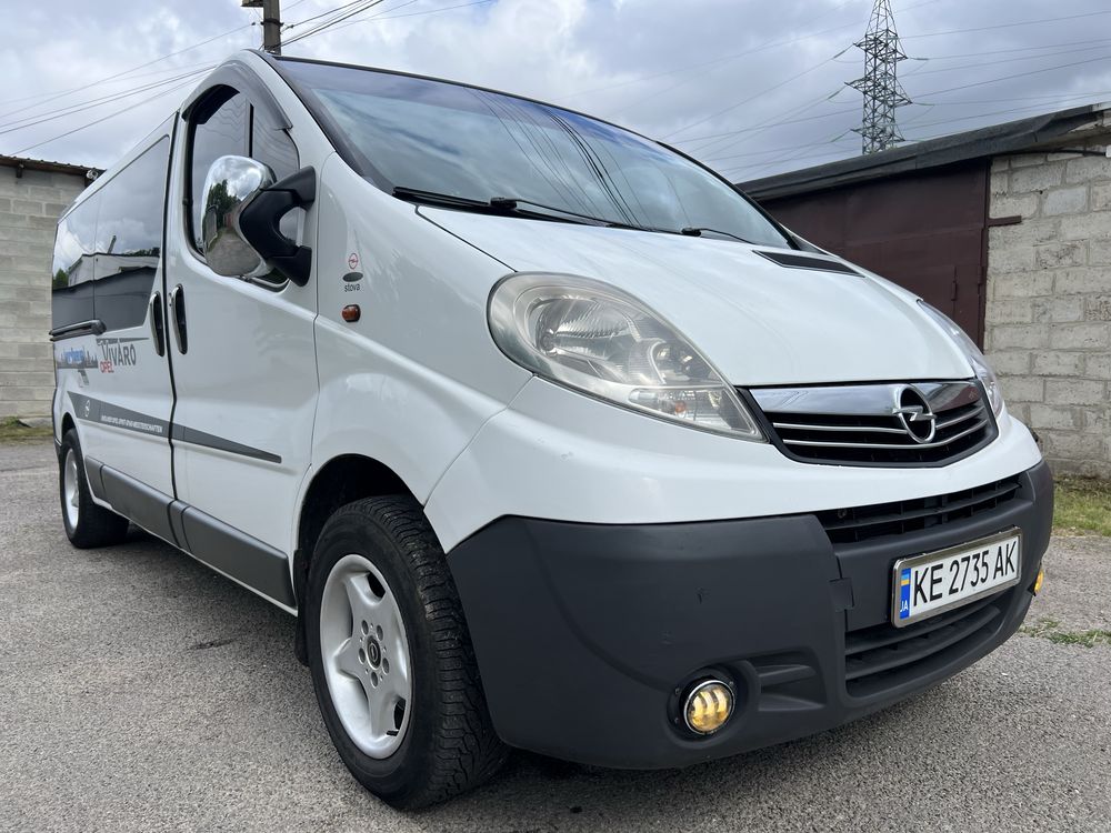 Opel Vivaro Long пассажир 9 мест , 2.0 мотор , 6 ступка ,