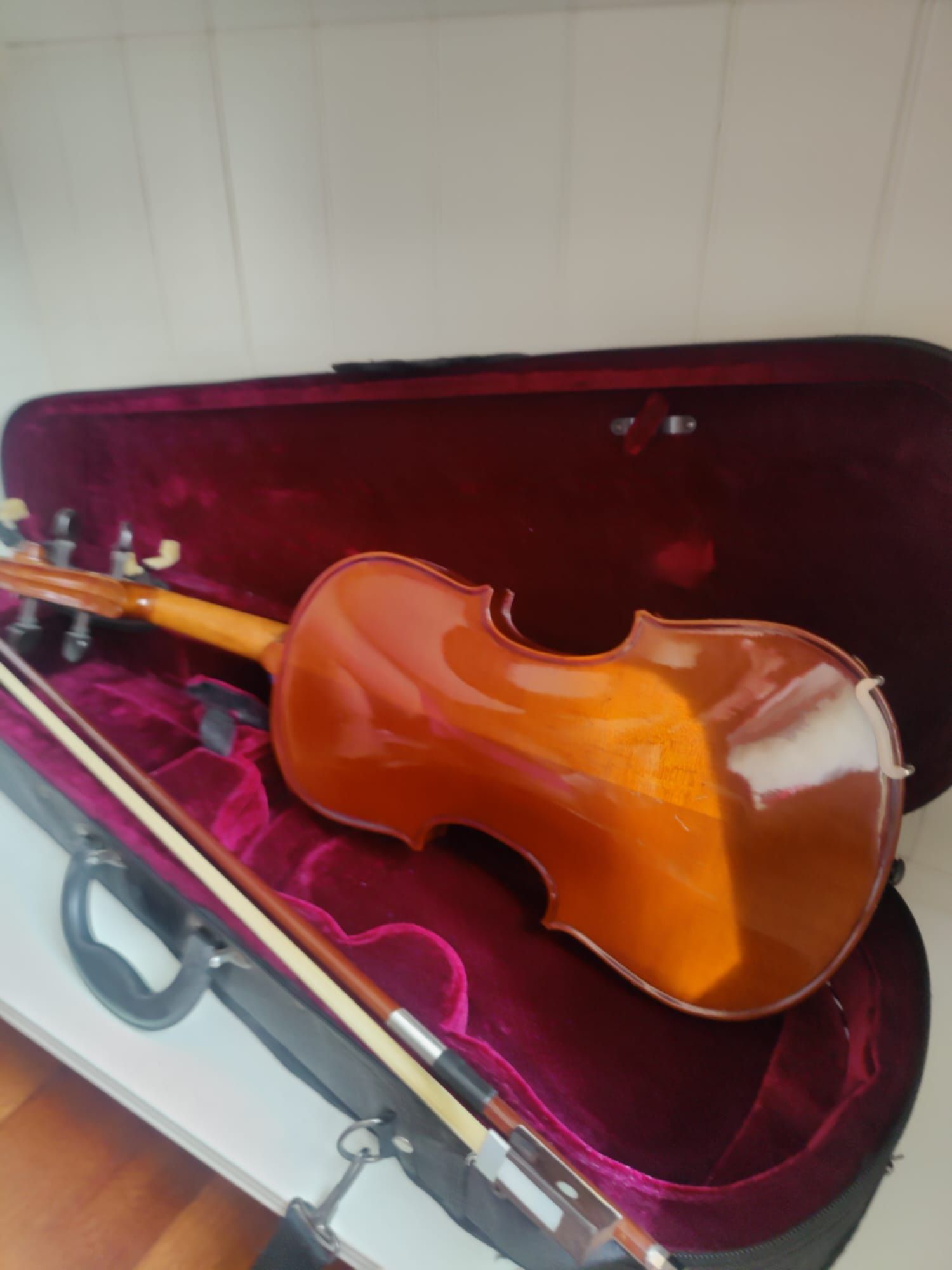 Violino 3/4 com caixa e almofada 
50€