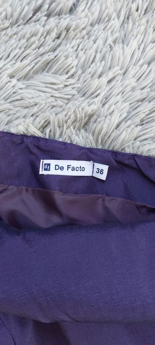 Sukienka na jedno ramię De Facto