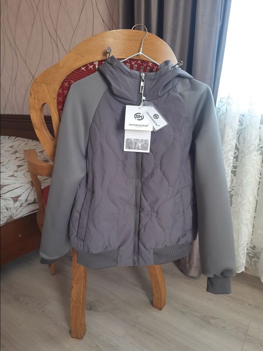 Продам бомбер-куртку жіночу.