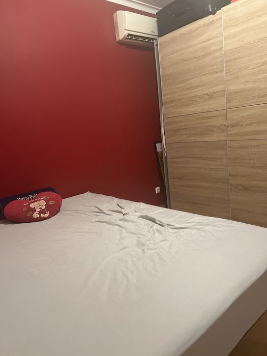 Alugo quarto Boa localização.  Mais  informações chamar  no privado.