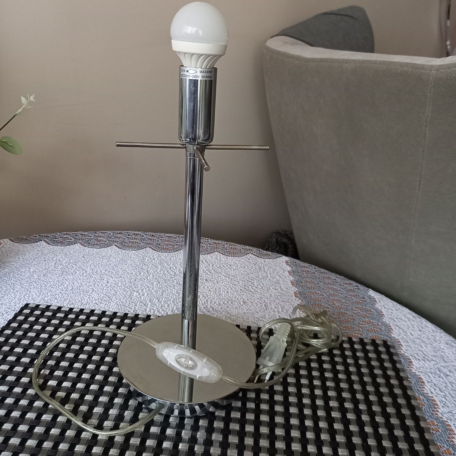 Lampa stołowa bez klosza