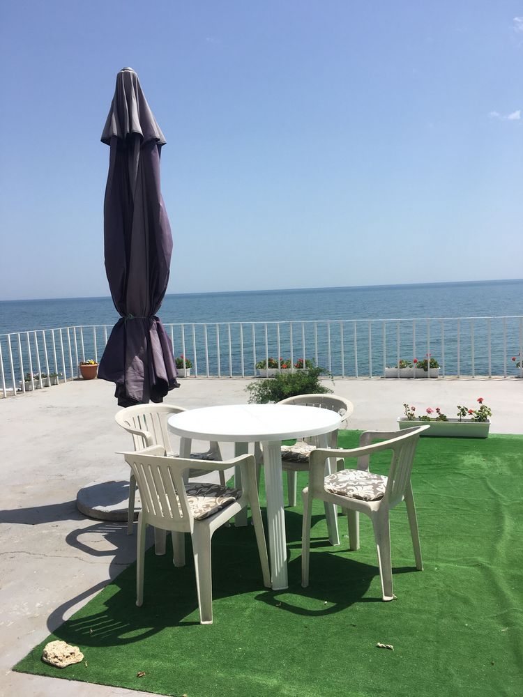 Домик таки у самого моря.