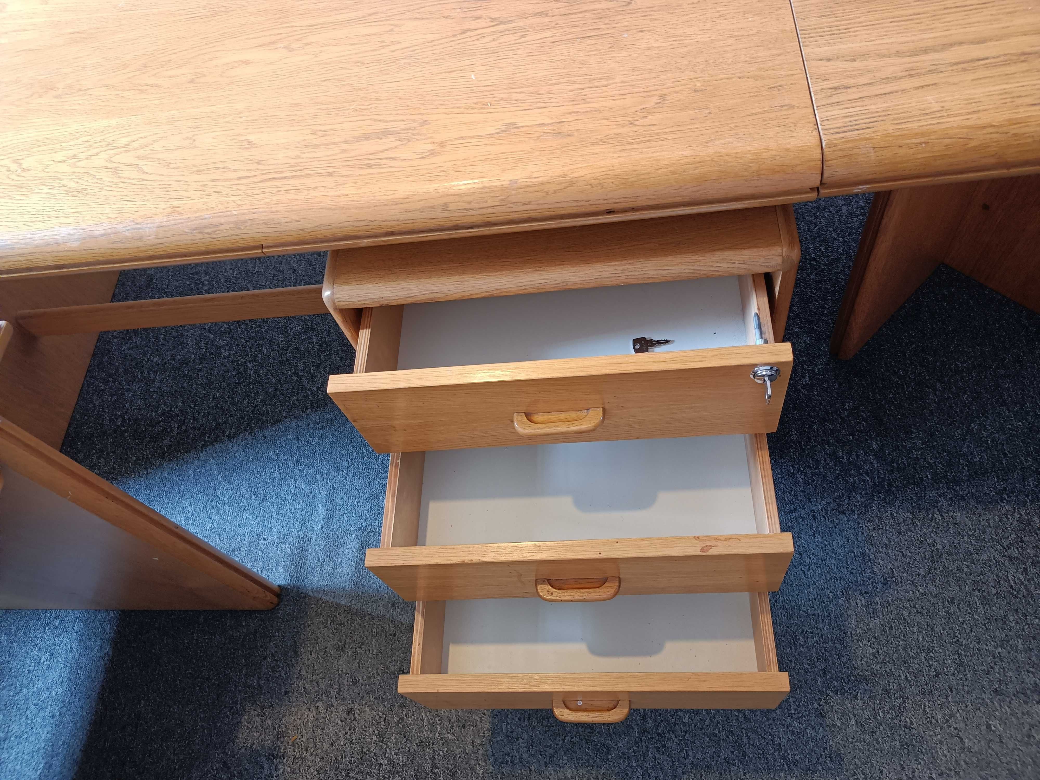 Duże biurko - stół konferencyjny