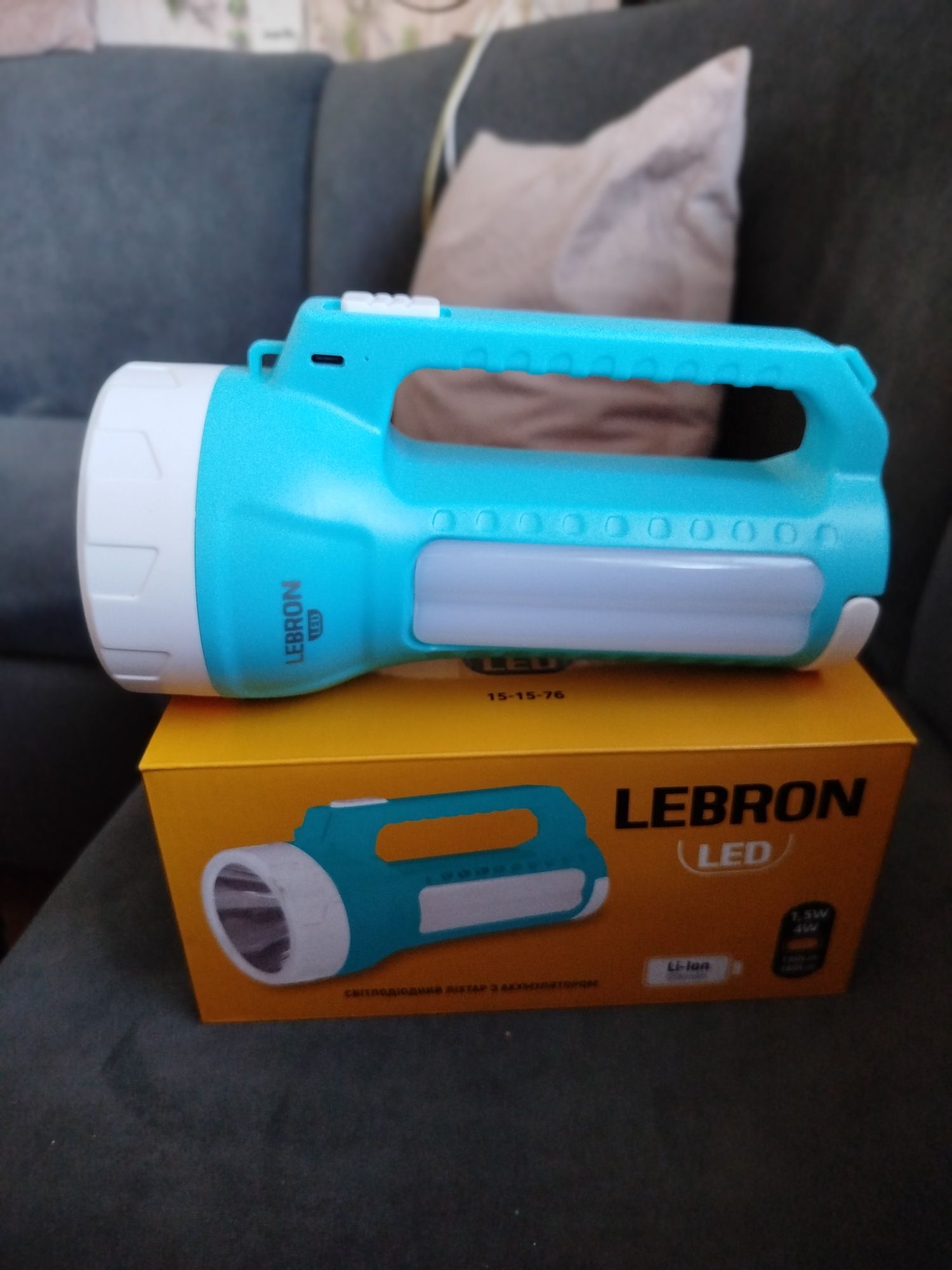 LED ліхтарик акумуляторний