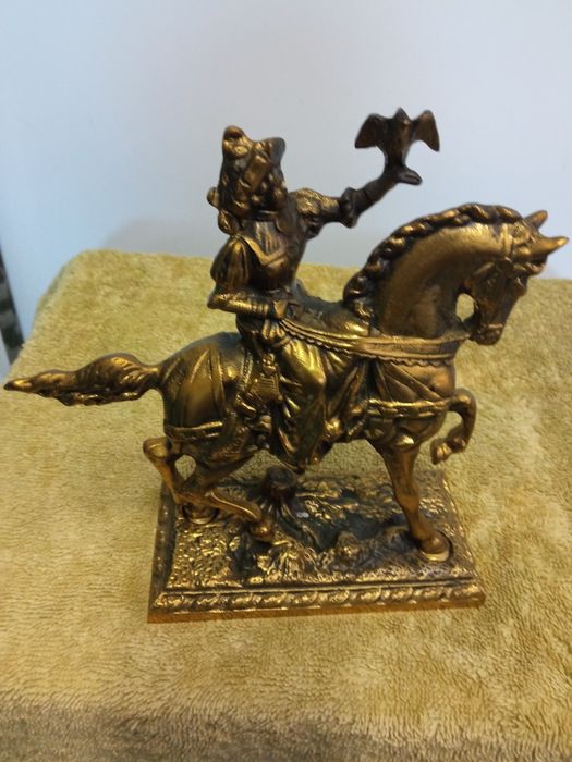 Figurka z mosiądzu Jeździec z sokołem
