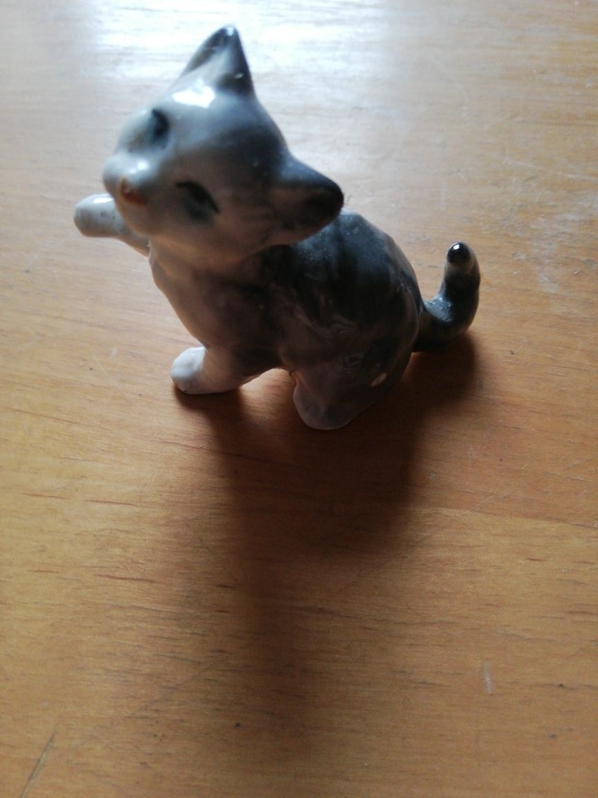 Figurka porcelanowa kotka
