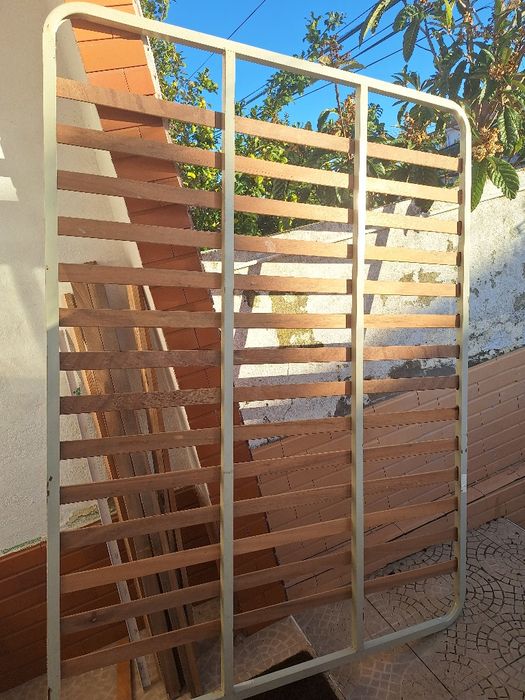 Cama  com estrado e colchão mesas de cabeceira em madeira maciça