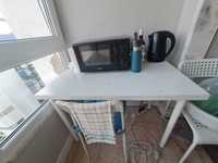 Vende-se mesa de jantar + 3 cadeiras + 2 coxim. valor - 55€