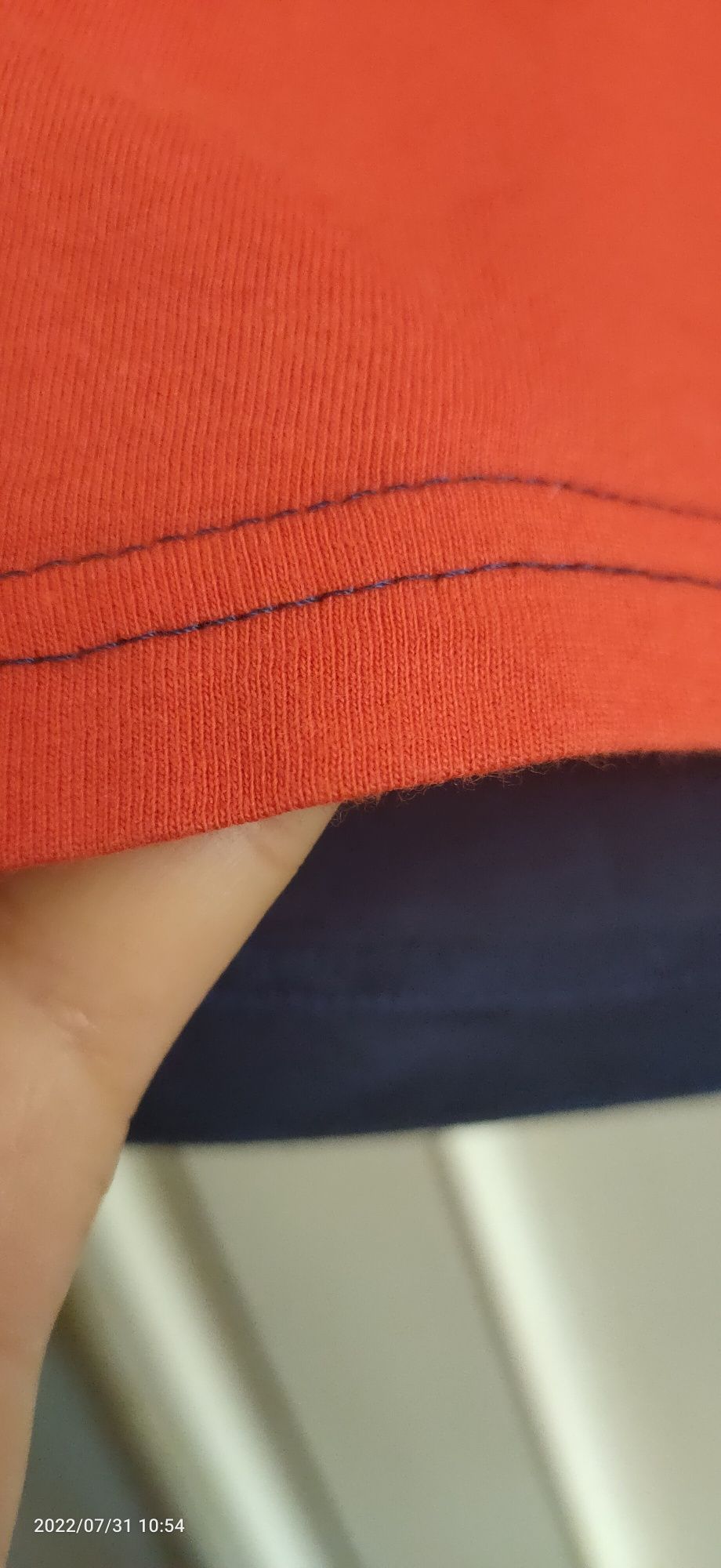 Fajny t-shirt ceglasto(pomarańczowo)-granatowy M/L(obwód 105cm)