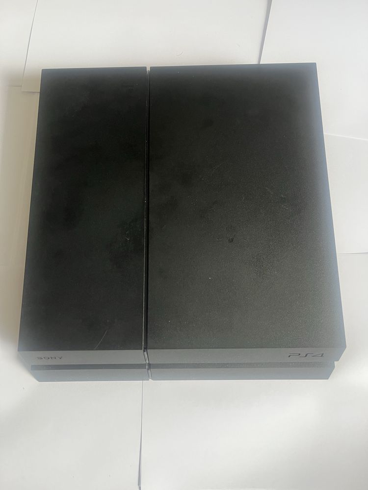 PS4 z padem, zasilaczem oraz kablem do ladowania pada