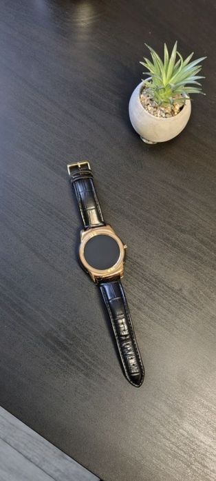 Смарт часы золотые LG смотрятся очень хорошо