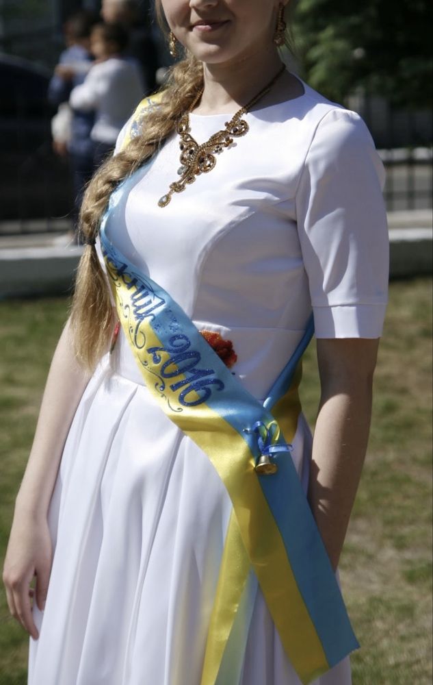 Біла сукня вишита бісером